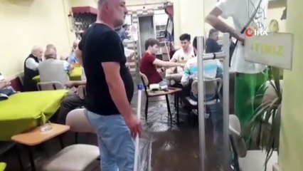 Şiddetli yağış nedeniyle kıraathaneyi sel bastı, onlar hiçbir şey olmamış gibi okey oynamaya devam etti