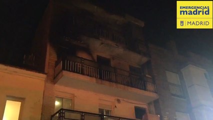Hombre provoca incendio en vivienda de Villaverde al quemarse a lo bonzo