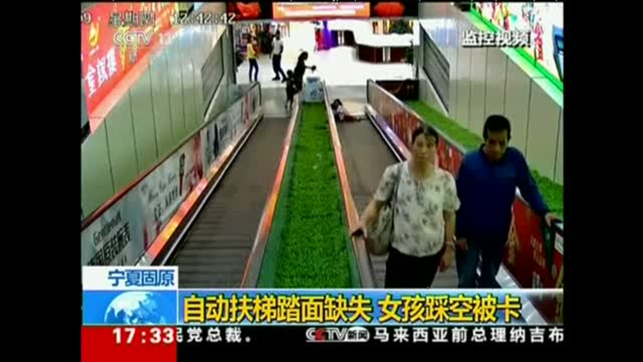 Angustioso rescate de unas niñas en China atrapadas en una escalera mecánica