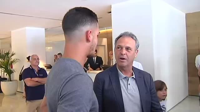 André Silva posa con Caparrós como nuevo refuerzo del Sevilla