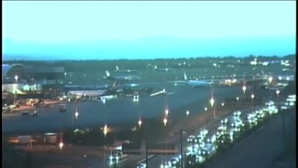 Un trabajador de una aerolínea roba un avión en el aeropuerto de Seattle y se estrella