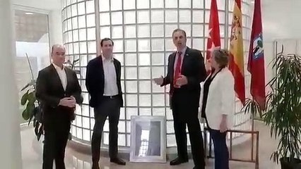 Vox estrena sus oficinas abuhardilladas y sin baño en Madrid colocando un cuadro del Rey