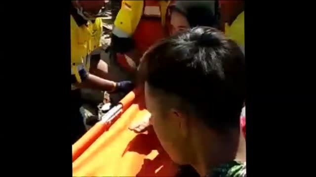 Sobrevive durante dos días entre los escombros de un centro comercial