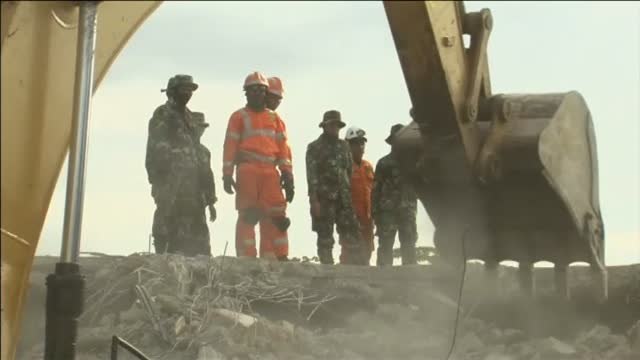 Casi cuatro días después del terremoto que asoló Indonesia, los equipos de emergencia siguen buscando supervivientes