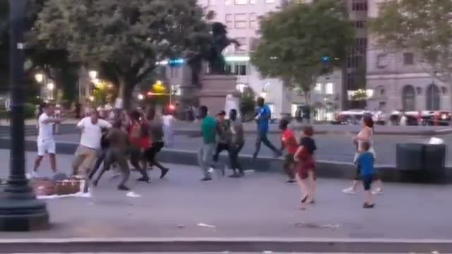 Colau reprobada por la oposición a cuenta de los manteros