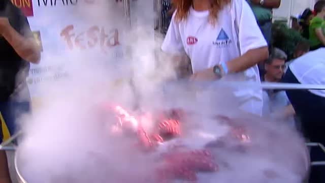 O Carballiño cocina la tapa de pulpo más grande del mundo