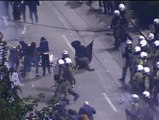 Duros enfrentamientos en Atenas entre policía y manifestantes