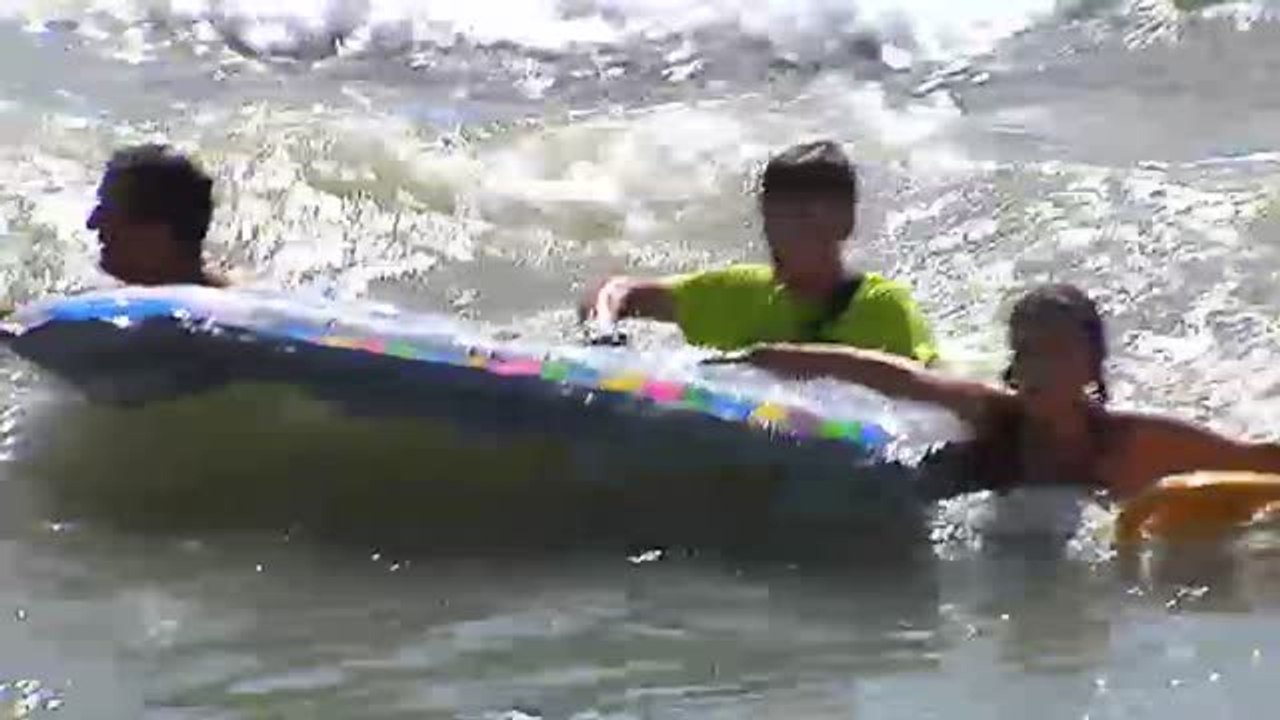 Muere un niño de cinco años en Barbate tras volcar la colchoneta hinchable con la que se bañaba