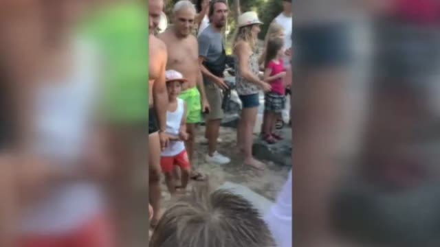 Baño de masas de Macron durante sus vacaciones de verano