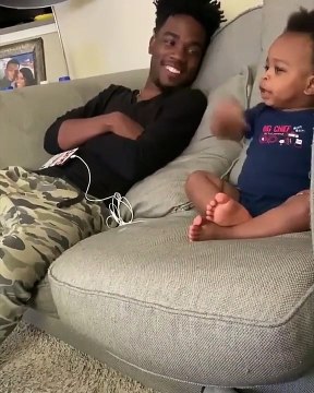 Ce bébé converse avec beaucoup d'entrain avec son papa. Trop chou !!