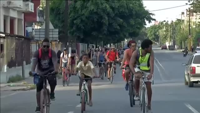 Decenas de cubanos pedalean para revivir la pasión por la bicicleta