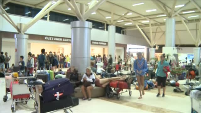 El aeropuerto de Indonesia, abarrotado de turistas que buscan abandonar el país