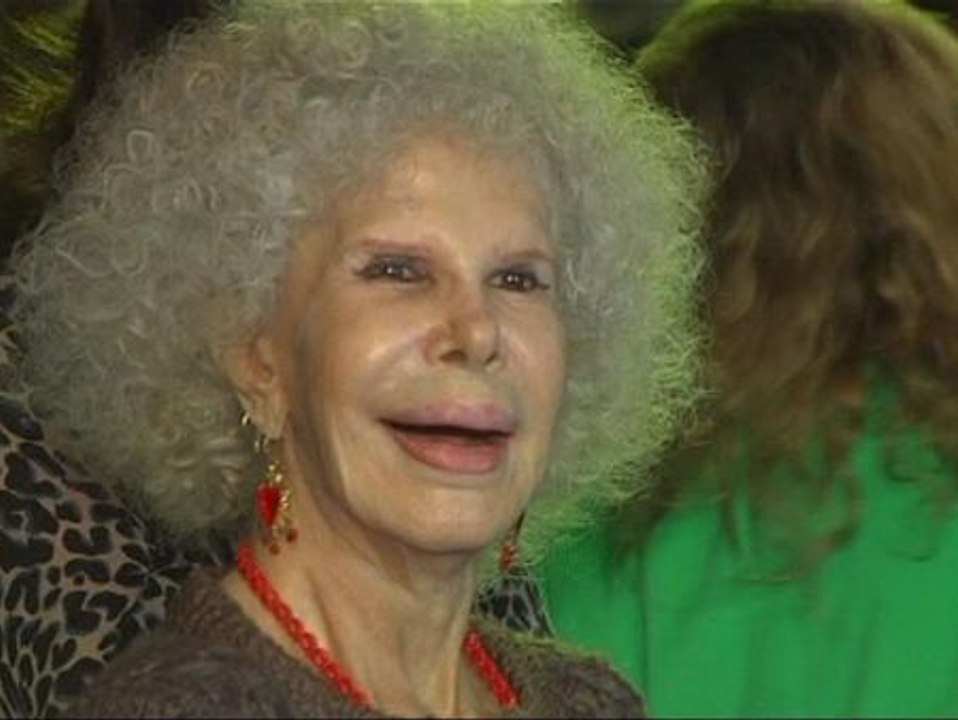 La Duquesa de Alba pasa la noche en la UCI por una neumonía