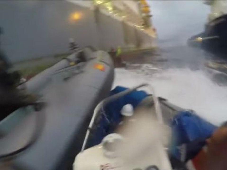 Herida una activista de Greenpeace al caer al agua cuando trataba de acercarse al barco de Repsol en Canarias