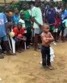 Cet enfant fait le buzz sur la net avec sa danse peu commune. Regardez !