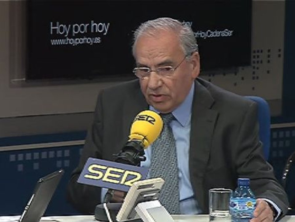 Alfonso Guerra cree que Mas no puede seguir al frente de la Generalitat