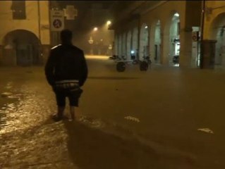 Descargar video: Dos personas desaparecidas debido a las fuertes lluvias al noroeste de Italia