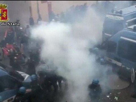 Violentos enfrentamientos entre manifestantes y la Policía en Nápoles