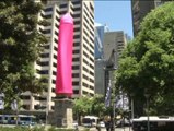 Un condón rosa de 18 metros