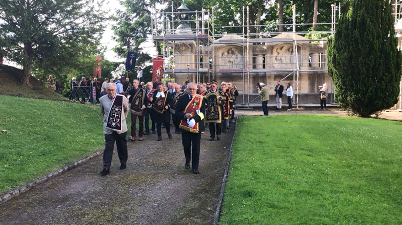 Défilé des frères et sœurs de charité