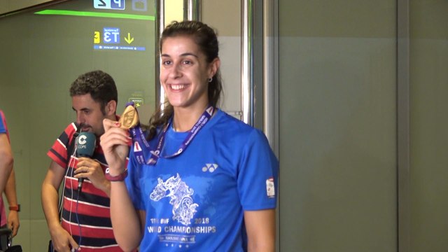Carolina Marín llega emocionada a Madrid con nueva medalla