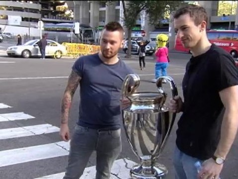 Buen ambiente en la previa del Real Madrid-Liverpool