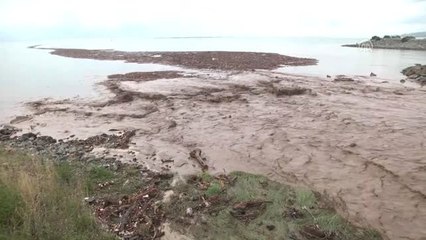 Yomra'da sağanak yağış nedeniyle dere taşkınlarının taşıdığı hafriyat denize birikti