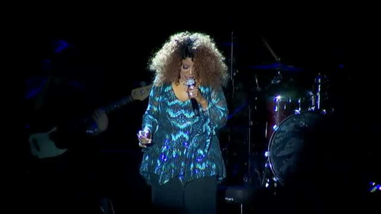 Gloria Gaynor sobrevive en su concierto de Roses