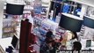 Un atracador es ignorado por los farmacéuticos y clientes de una farmacia en Sevilla