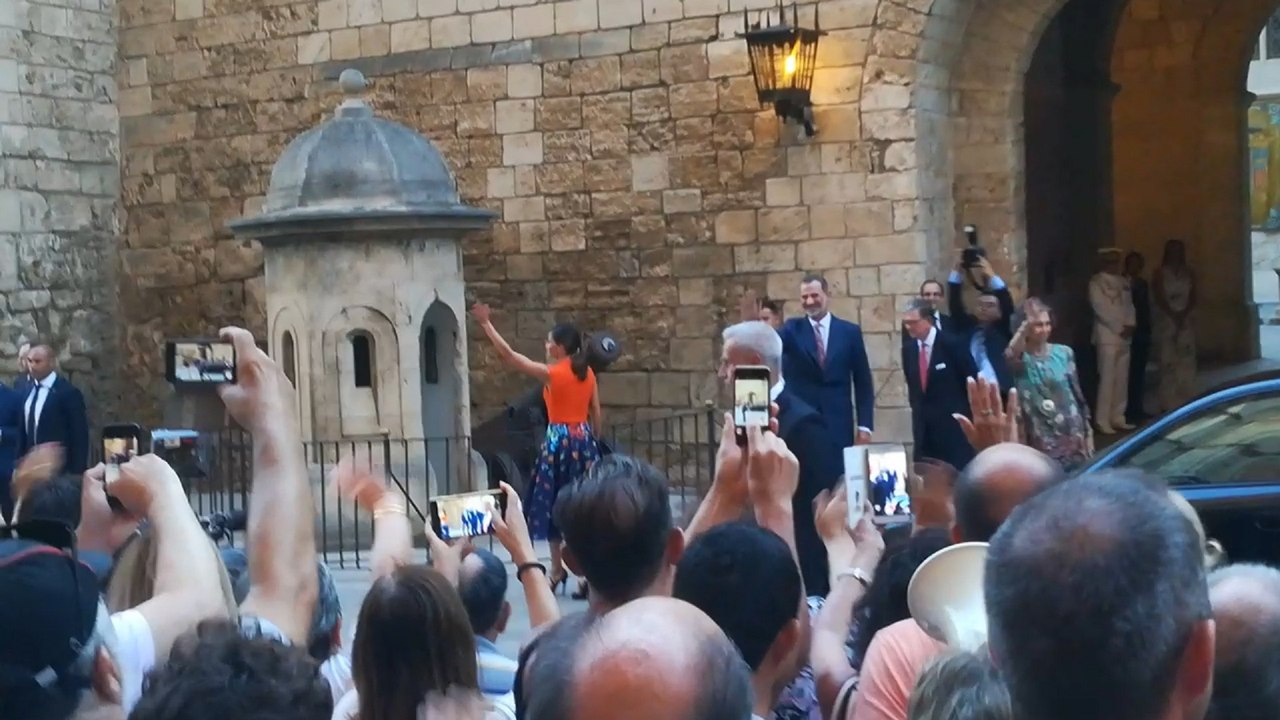 Guerra de cánticos entre defensores y detractores de la Monarquía