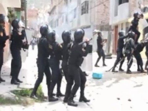 La policía mata a un hombre durante un desahucio en Perú