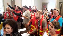 Gilets jaunes et syndicalistes perturbent le début de la séance du conseil municipal de Besançon