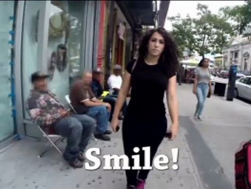 Un vídeo de una mujer acosada en las calles de...