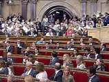 Tenso debate en el Parlament