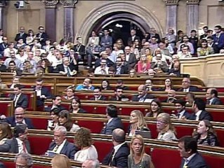 Tenso debate en el Parlament