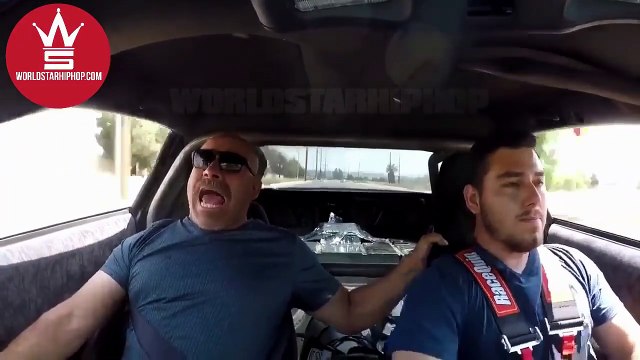 Un jeune homme montre à son père ce que ça veut dire nitreux et sa réaction est magnifique