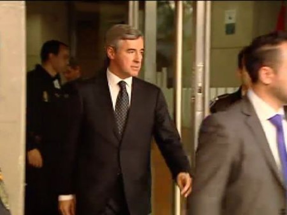 Acebes abandona la Audiencia Nacional entre gritos de "chorizo"