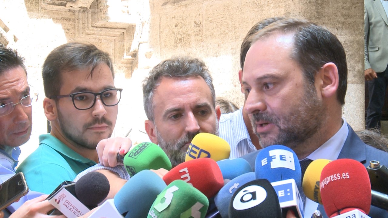 Ábalos apuesta por una "solución dialogada" con taxistas y CAA