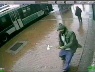 Un hombre ataca a dos policías con un hacha en Nueva York