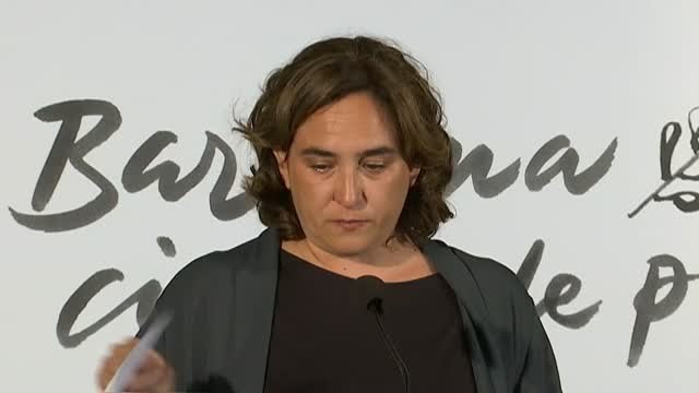 Víctimas y familiares del 17-A realizan una ofrenda floral y guardan un minuto de silencio