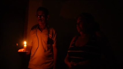 Los venezolanos retroceden en el tiempo y vuelven a vivir a la luz de una vela