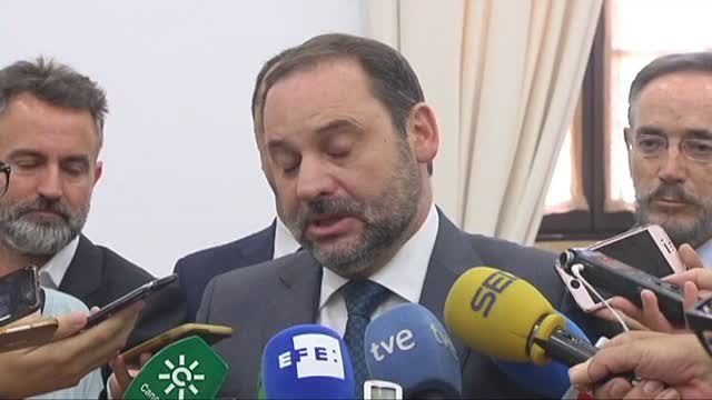 El ministro de Fomento apela a la conciencia cívica de los taxistas para mitigar el conflicto