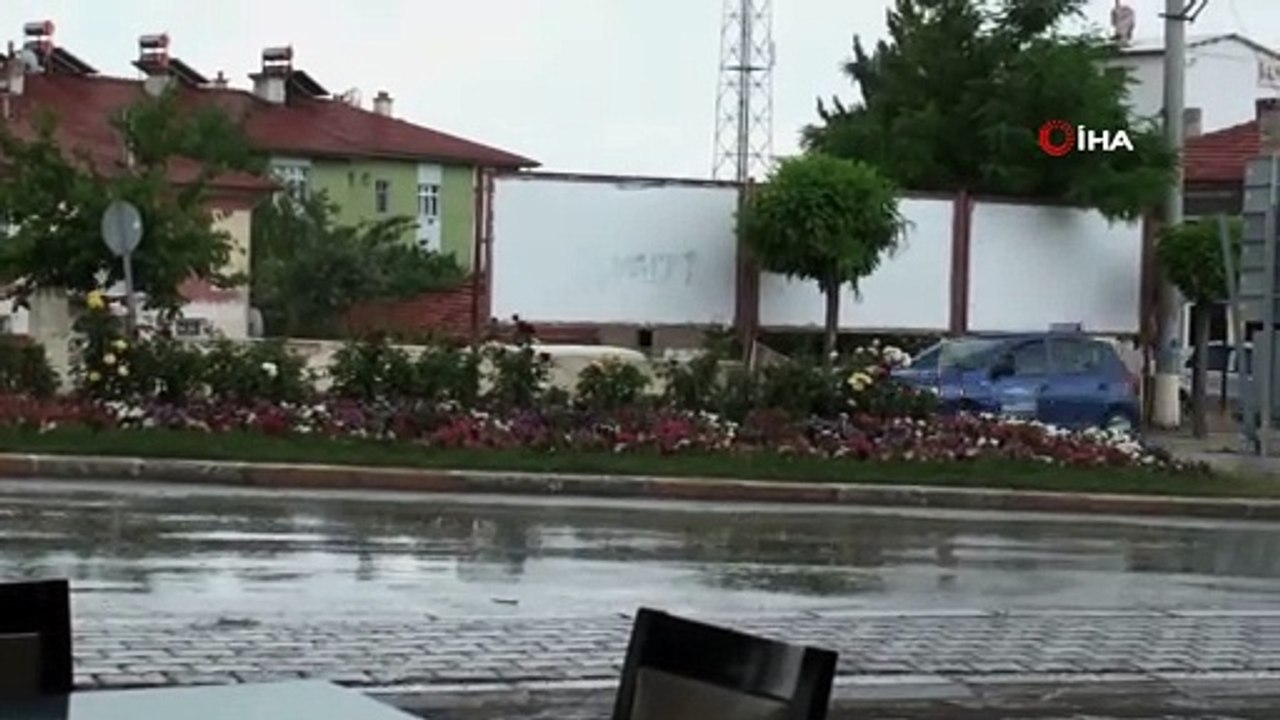 Şuhut'ta şiddetli sağanak su baskınlarına neden oldu