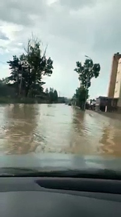 Skenderaj bëhet me “liqen”, gjendje e vështirë pas reshjeve të shiut