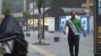 Karabük’te etkili olan sağanak sele neden oldu... Yol ve iş yerleri göle döndü