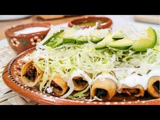 Descargar video: La chef Linda Cherem prepara tacos dorados de jamaica y requesón | Sale el Sol