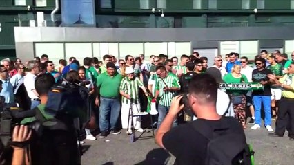 Concentración por la Marcha de Serra Ferrer en el Benito Villamarín