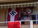 Un vecino de Sabadell exhibe banderas nazis en el balcón de su casa