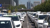Taxistas bloquean la Castellana con la huelga
