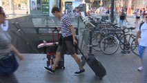 Turistas en Barcelona buscan alternativas al taxi